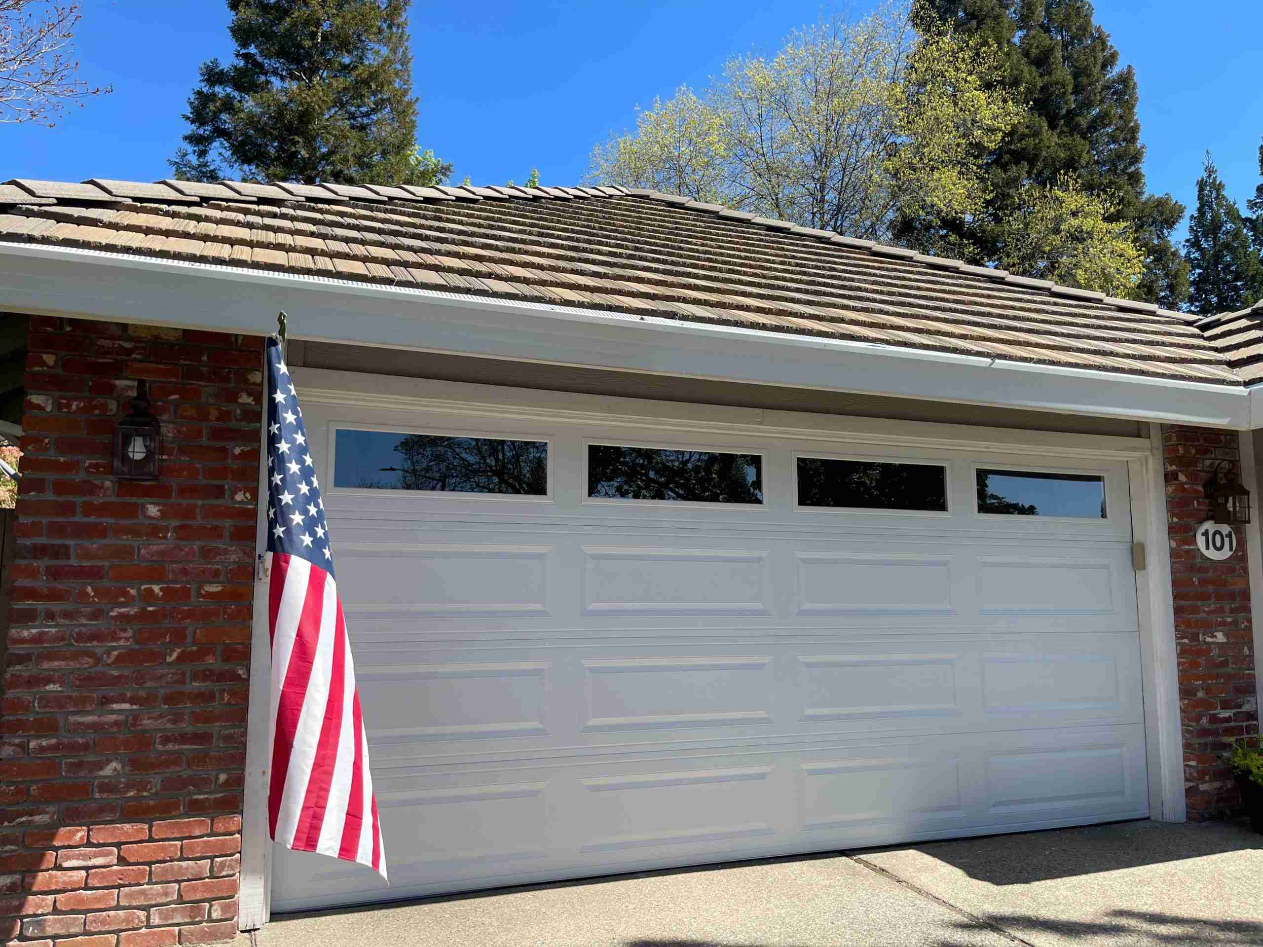 5716a33ec2fcfe838b74e453d6627a52 CHI Long Panel Garage Door With Standard Color